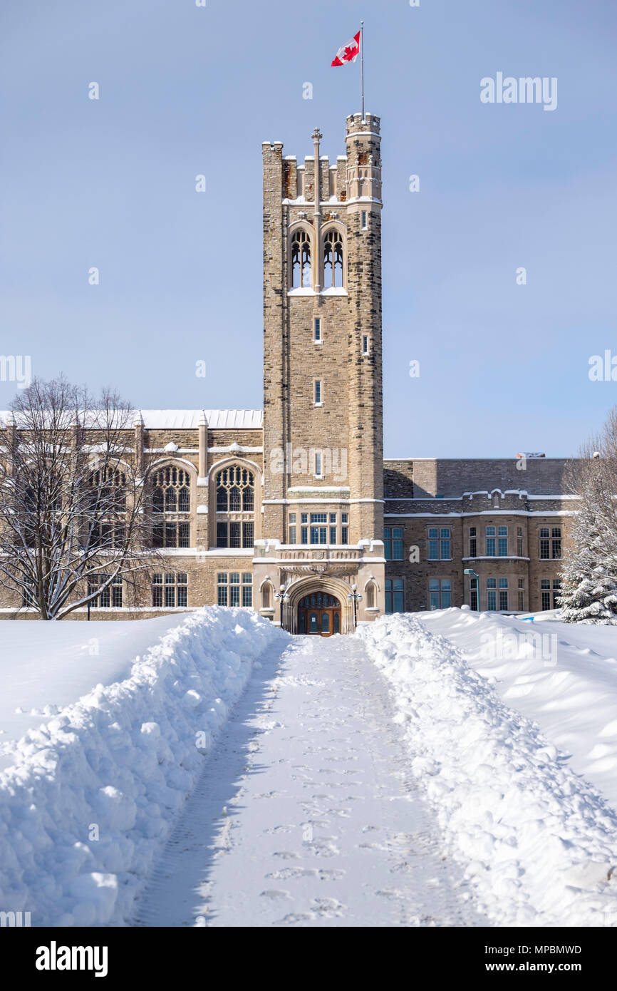 University of Western Ontario, University College Building an der Western University nach einem starken Winterschnee, London, Ontario, Kanada Schnee. Stockfoto