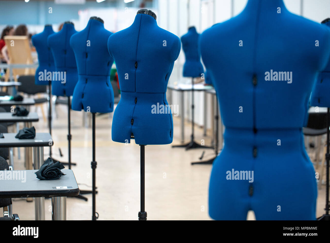 Nterior von garment Factory Shop. Schließt Atelier mit mehreren Nähmaschinen. Anpassung der Industrie. Stockfoto