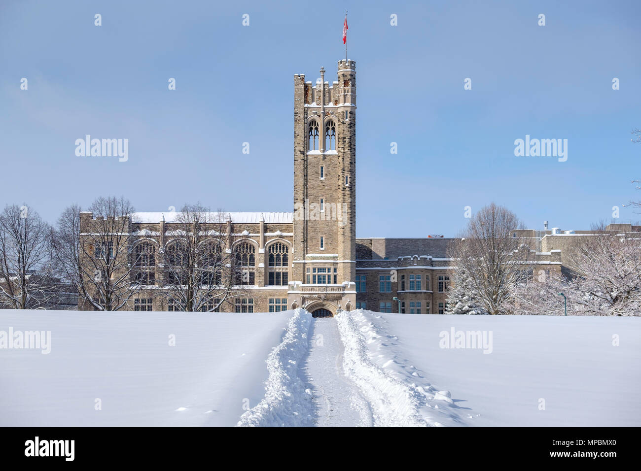 University of Western Ontario, University College Building an der Western University nach einem starken Winterschnee, London, Ontario, Kanada Schnee. Stockfoto