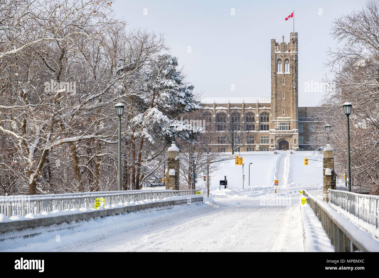 Universität von Western Ontario, University College Gebäude an der Western University nach einem schweren Winter Schneefall, London, Ontario, Kanada. Stockfoto