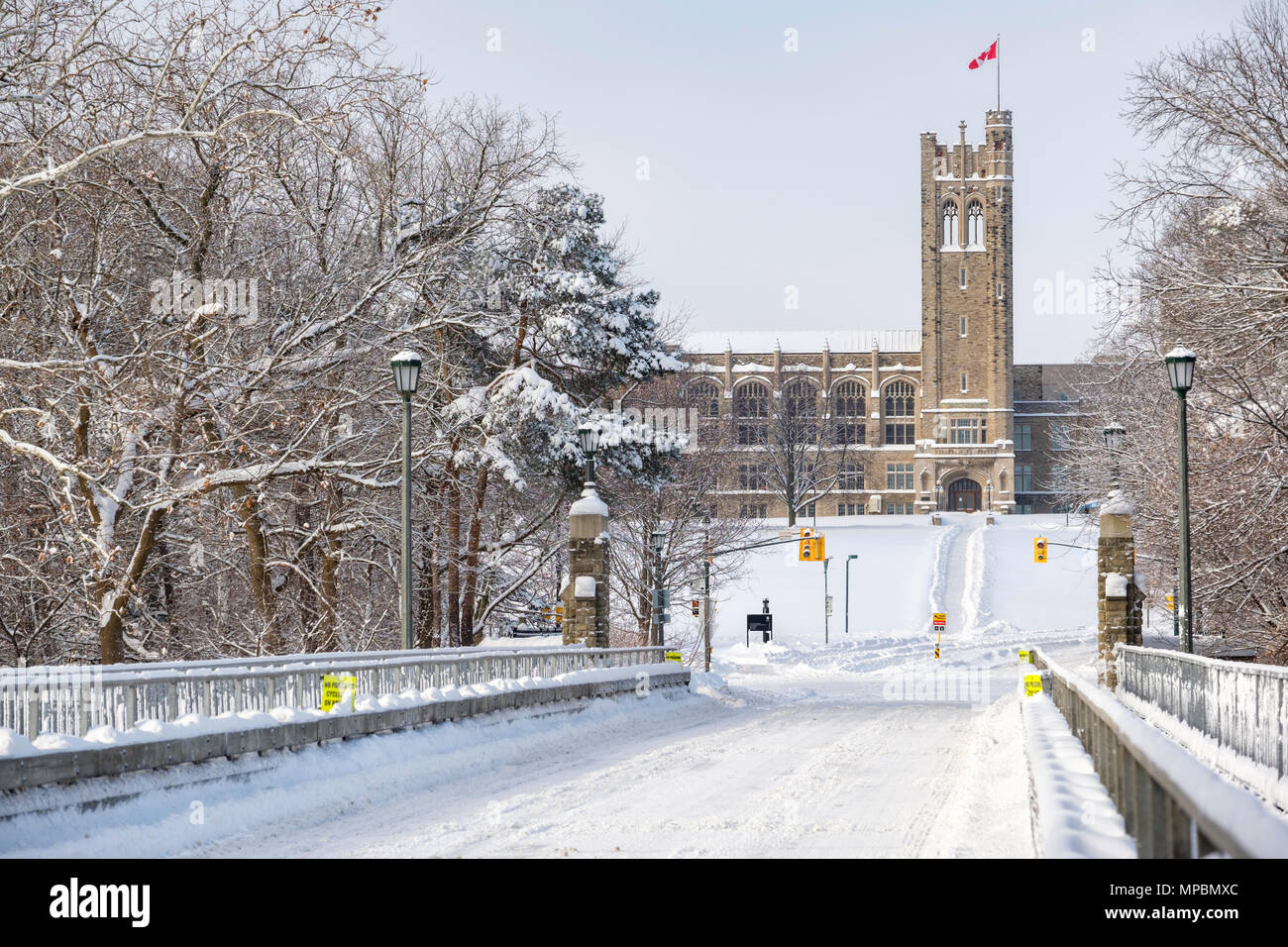 University of Western Ontario, University College Building an der Western University nach einem starken Winterschnee, London, Ontario, Kanada Schnee. Stockfoto