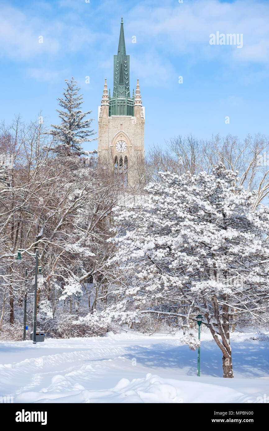 University of Western Ontario, Middlesex College Building Tower an der Western University nach einem starken Winterschnee, London, Ontario, Kanada Schnee. Stockfoto