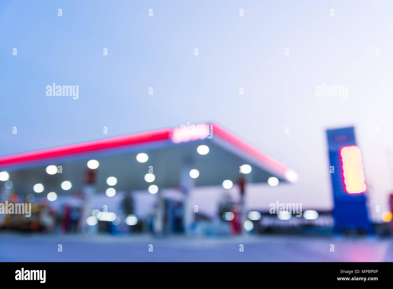 Abstrakte verwischt der Tankstelle oder Tankstelle mit dunkelblauen Himmel während der Dämmerung. Stockfoto