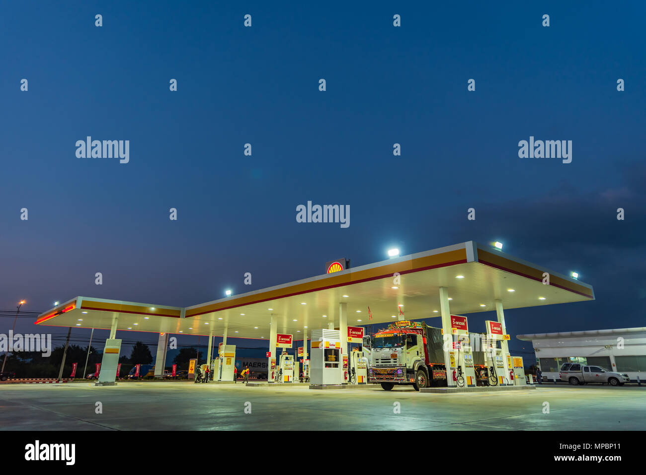 Si Racha, Chonburi/Thailand - 18. April 2018: Shell Tankstelle und blauer Himmel bei Sonnenuntergang. Royal Dutch Shell verkauft seine australischen Shell Retail Stockfoto