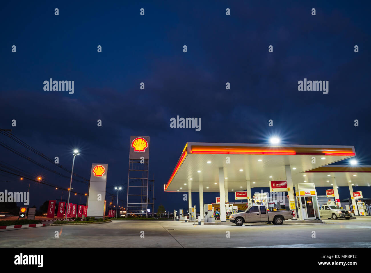 Si Racha, Chonburi/Thailand - 18. April 2018: Shell Tankstelle und blauer Himmel bei Sonnenuntergang. Royal Dutch Shell verkauft seine australischen Shell Retail Stockfoto