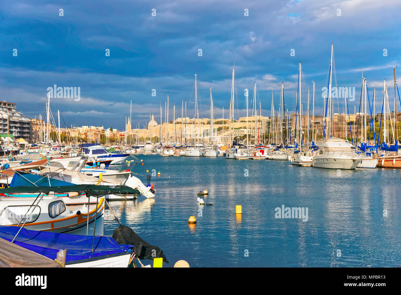 Motorboote und Msida Marina Hafen auf Malta Insel Stockfoto