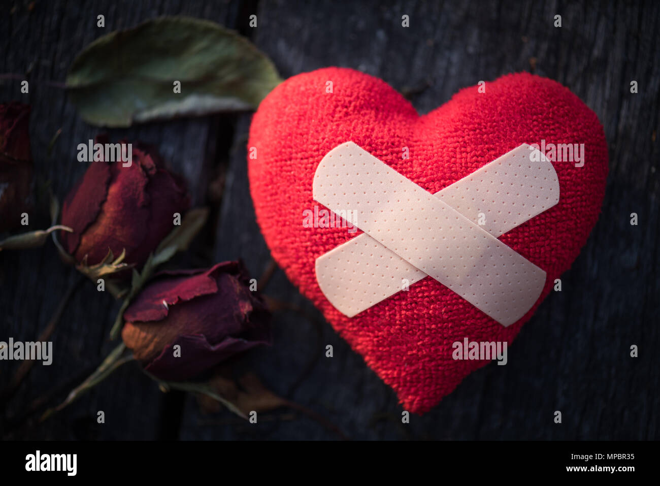 Erste Hilfe Band Gepolstertes Pflaster Strip Medizinische Pflaster Auf Rotes Herz Mit Getrockneten Roten Geklebt Rose Auf Holz Hintergrund Herz Gebrochen Liebe Und Valentinstag Da Stockfotografie Alamy