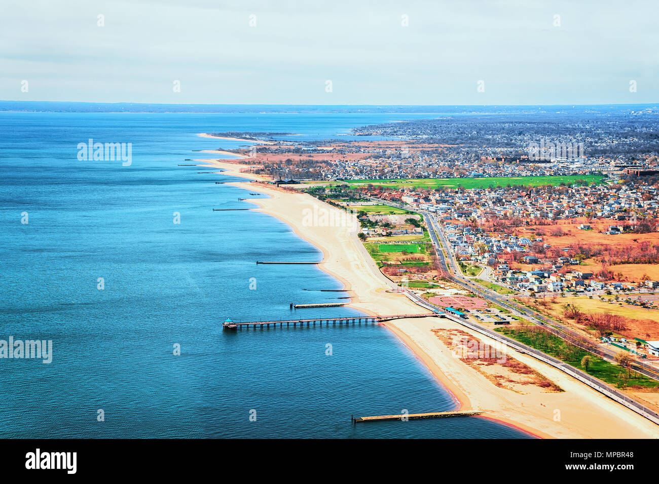 Luftbild vom Hubschrauber zum Long Island in New York, USA. Es ist die westlichste Wohn- und kommerziellen Viertel der Stadt New York boroug Stockfoto