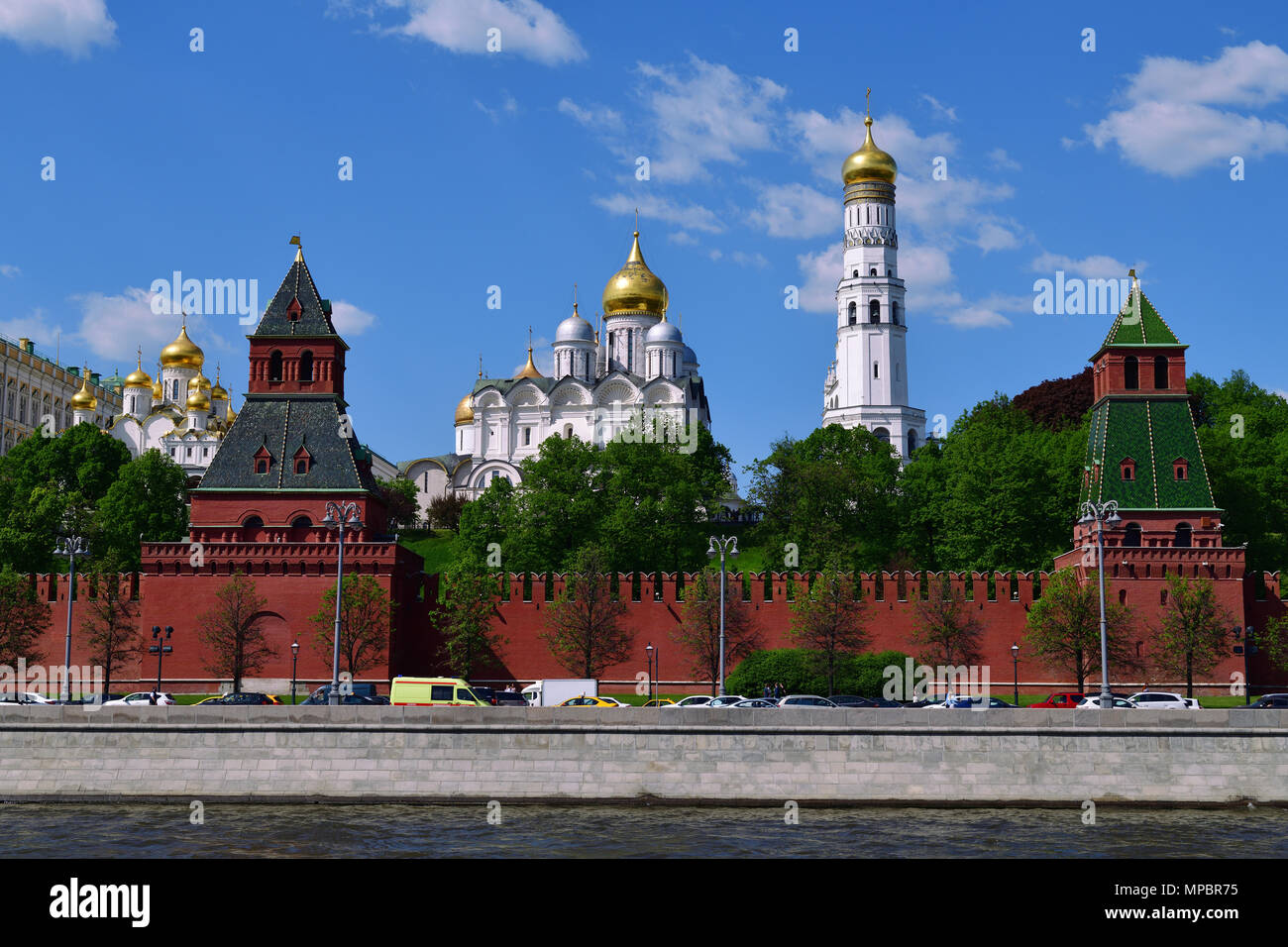 Moskau, Russland - 12. Mai. 2018. Orthodoxe Kirchen und Kremlmauer Stockfoto