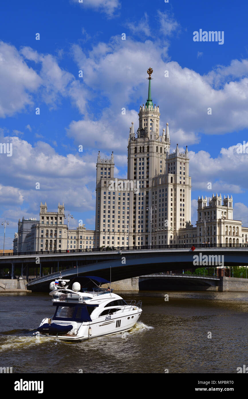 Moskau, Russland - 12. Mai. 2018. Motoryacht Princess 58 und Skyscraper auf Kotelnicheskaya Damm Stockfoto