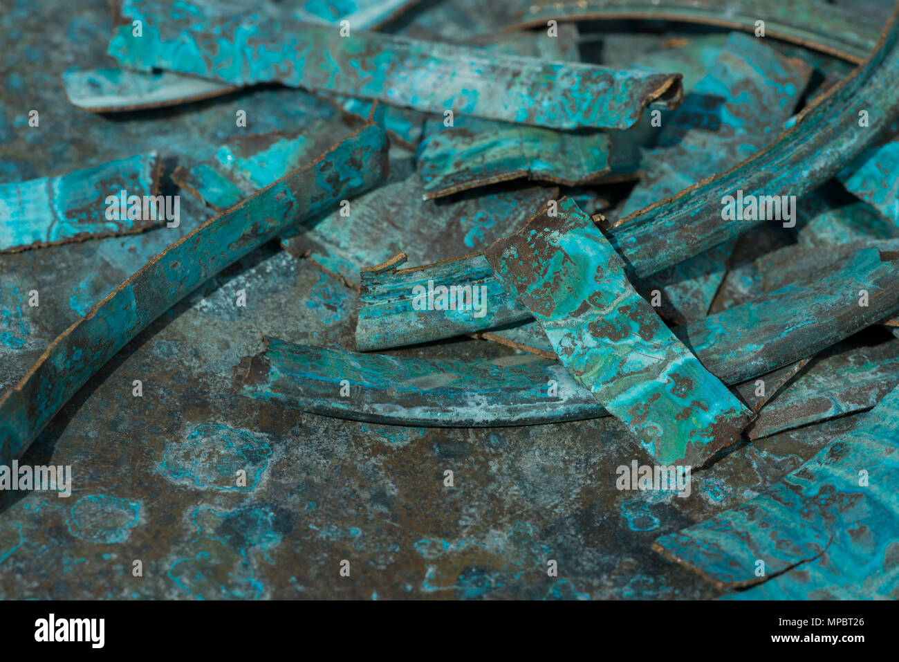 Verwitterten alten metallischen Messing chemische Reaktion mit Elementen und Salze Patina crusty bunt blau Kupfer-Chlorid Sulfat verfallenden und korrodiert Stockfoto