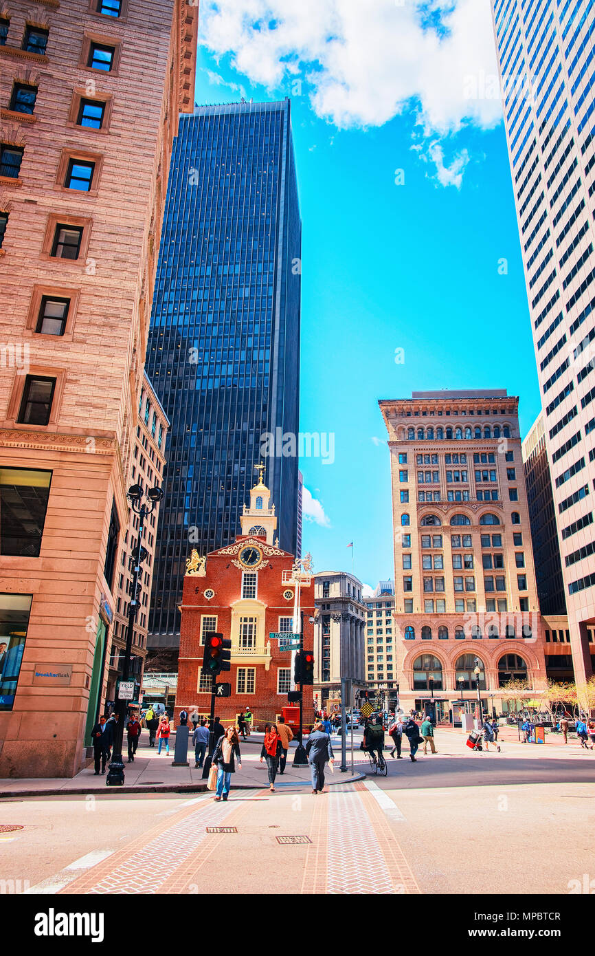 Boston, USA - 28. April 2015: Old State House und Financial District, Downtown Boston, Massachusetts, USA. Die Leute im Hintergrund. Stockfoto