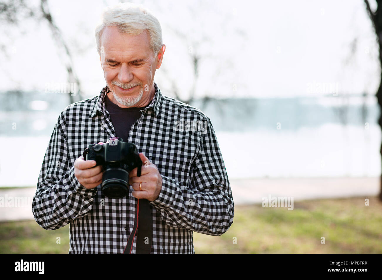 Nachdenklich älterer Menschen in Bezug auf Fotos Stockfoto