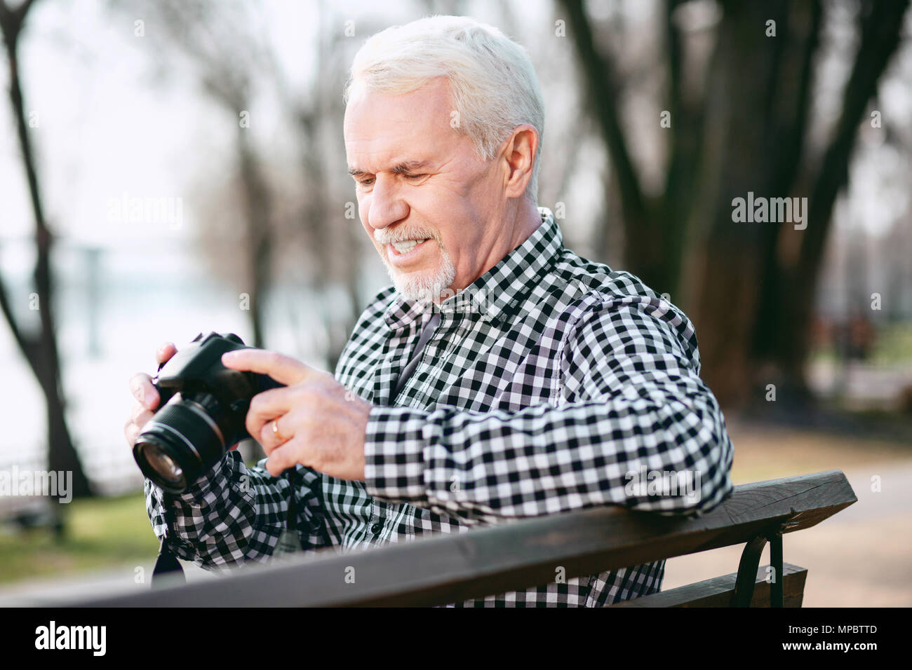Reflektierende reifer Mann Bilder aufnehmen Stockfoto