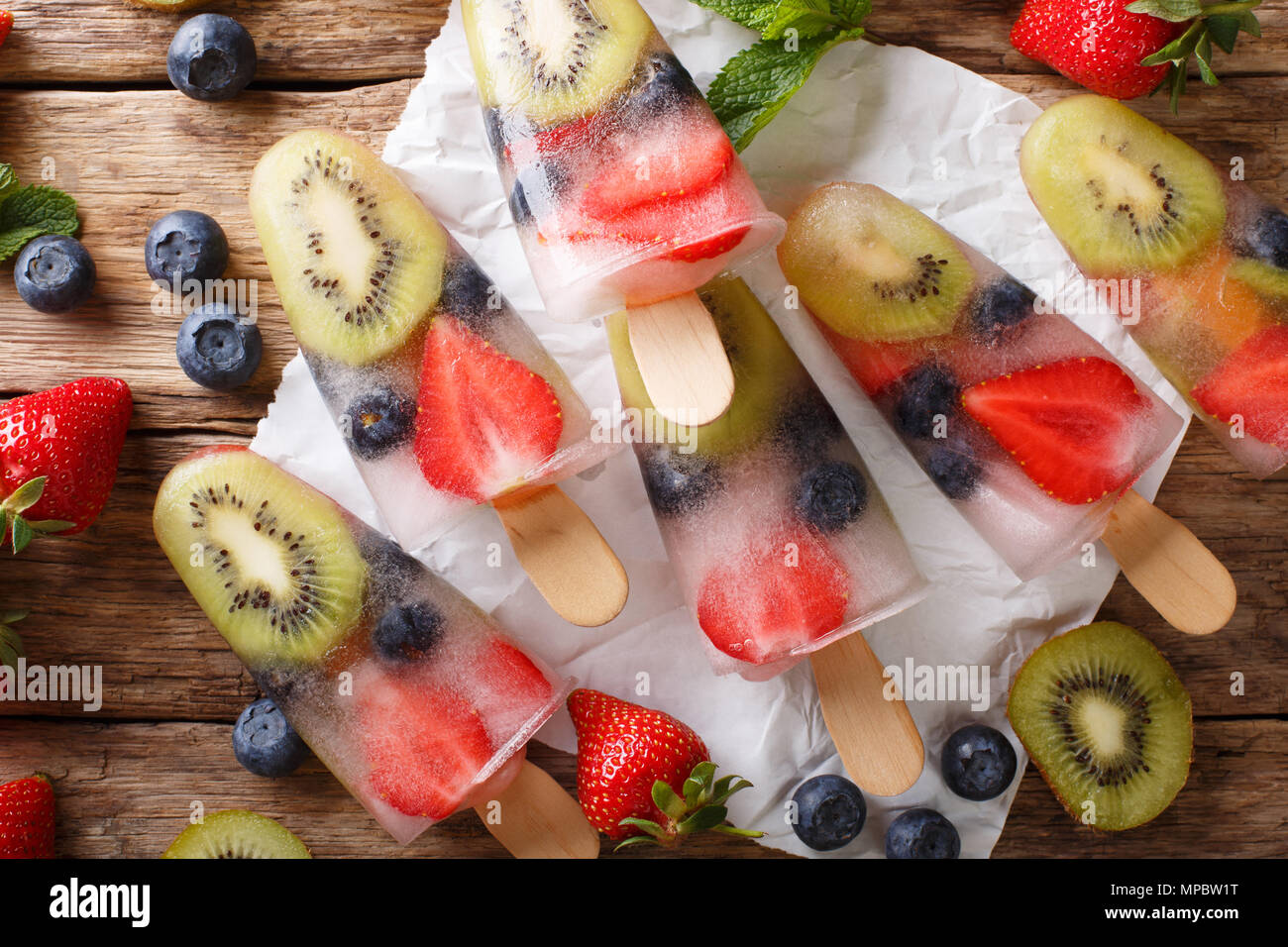 Natürliche berry - Obst Eis mit frischen Erdbeeren, Blaubeeren und Kiwi close-up auf dem Tisch. horizontal oben Ansicht von oben Stockfoto