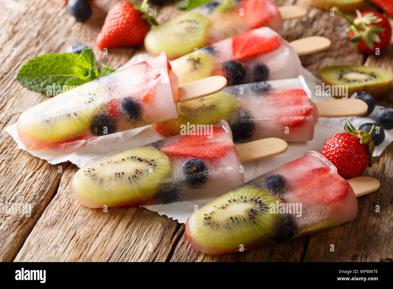 Natürliche berry - Obst Eis mit frischen Erdbeeren, Blaubeeren und Kiwi close-up auf dem Tisch. Horizontale Stockfoto