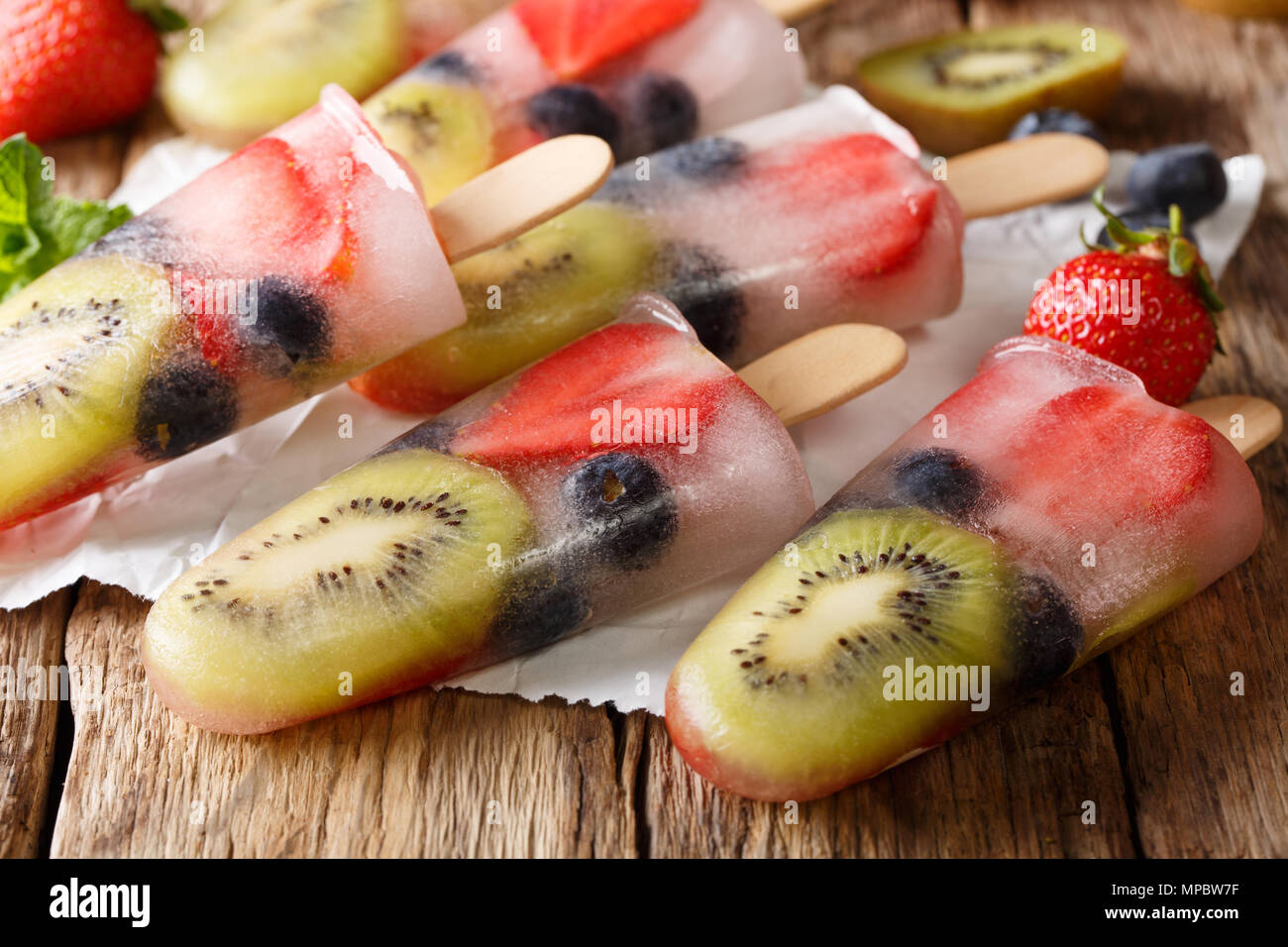 Sommer Dessert: Obst Eis mit frischen Erdbeeren, Kiwi und Heidelbeeren close-up auf dem Tisch. Horizontale Stockfoto