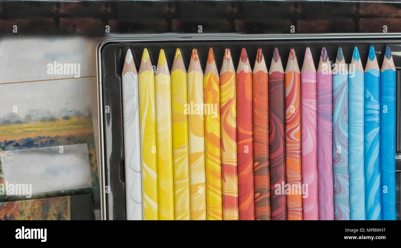 Eine Schachtel Bunte Bleistifte Stockfoto