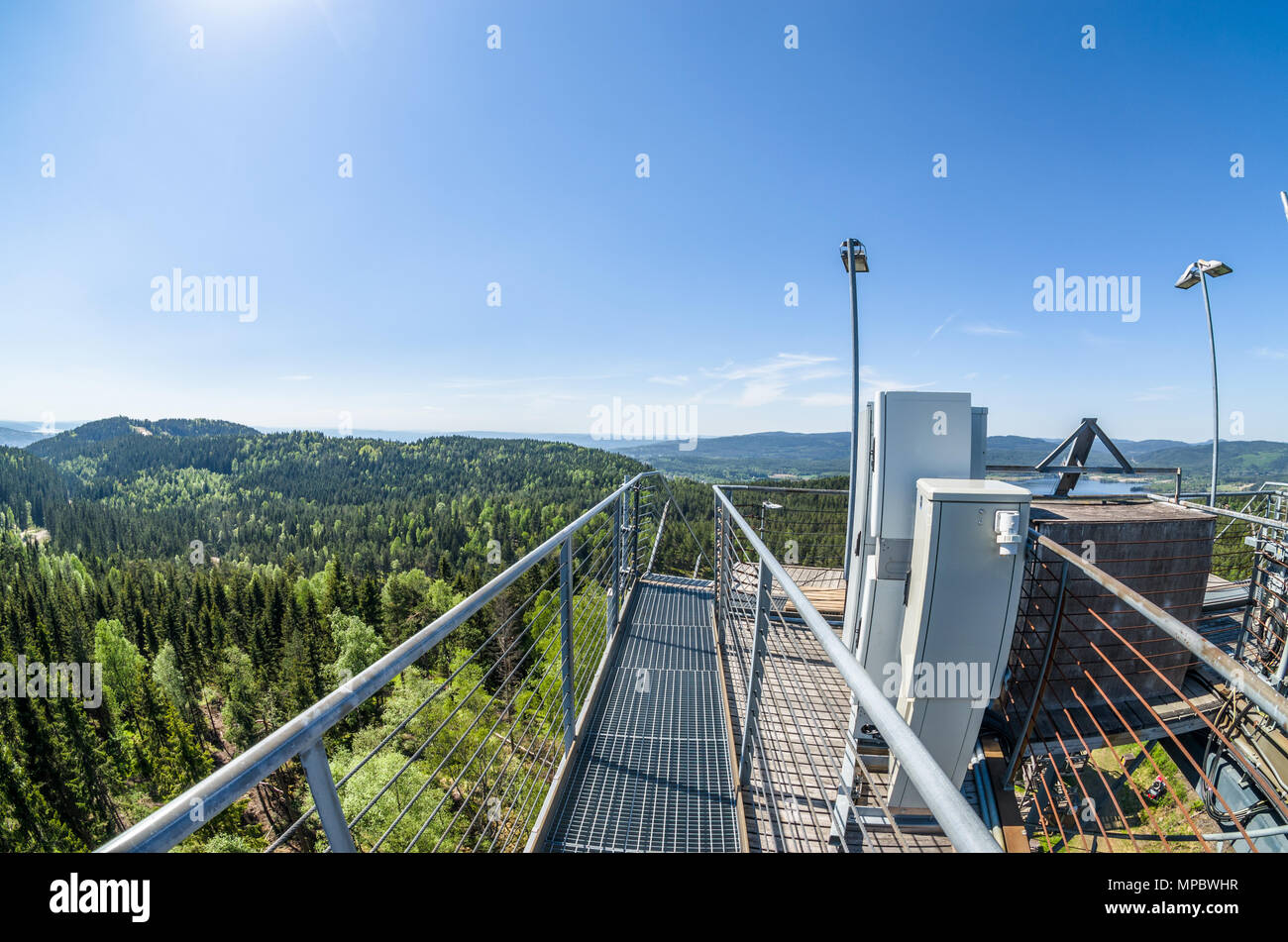 Linderud Skispringen Turm außerhalb der Saison im späten Frühjahr sonnigen Tag. Stockfoto