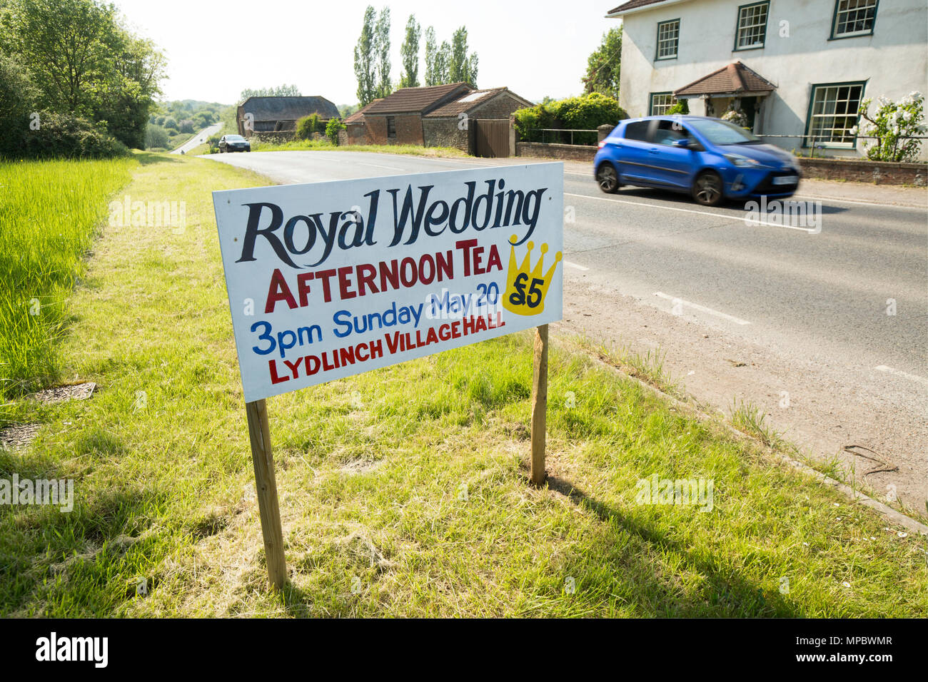 Ein Schild an der Seite der Straße im Lydlinch Dorf Dorset Werbung Tee am Nachmittag die königliche Hochzeit von Prinz Harry und Meghan Markle zu feiern Ich Stockfoto