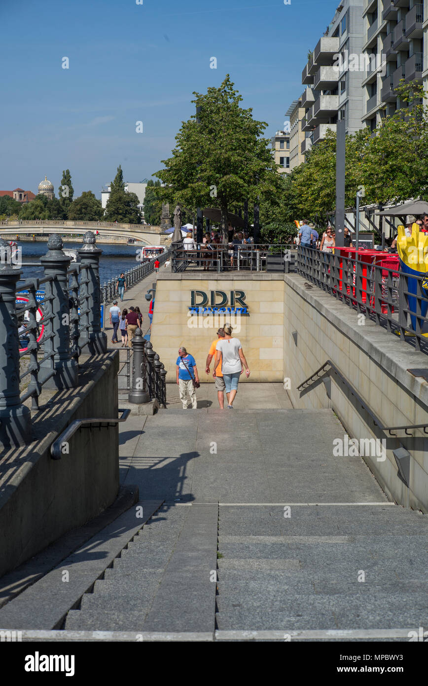 Berlin, Deutschland. Treppe in das DDR-Museum, Erinnerungsstücke 30.08.17 © Peter SPURRIER. Leica Camera AG - LEICA M (Typ 262), Stockfoto