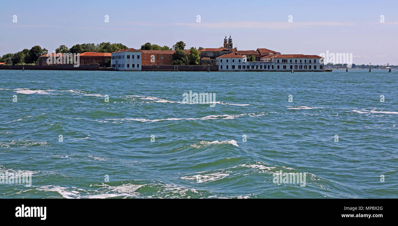 Kleine Insel San Servolo mit der alten psychiatrischen Klinik in der Nähe von Venedig Stockfoto