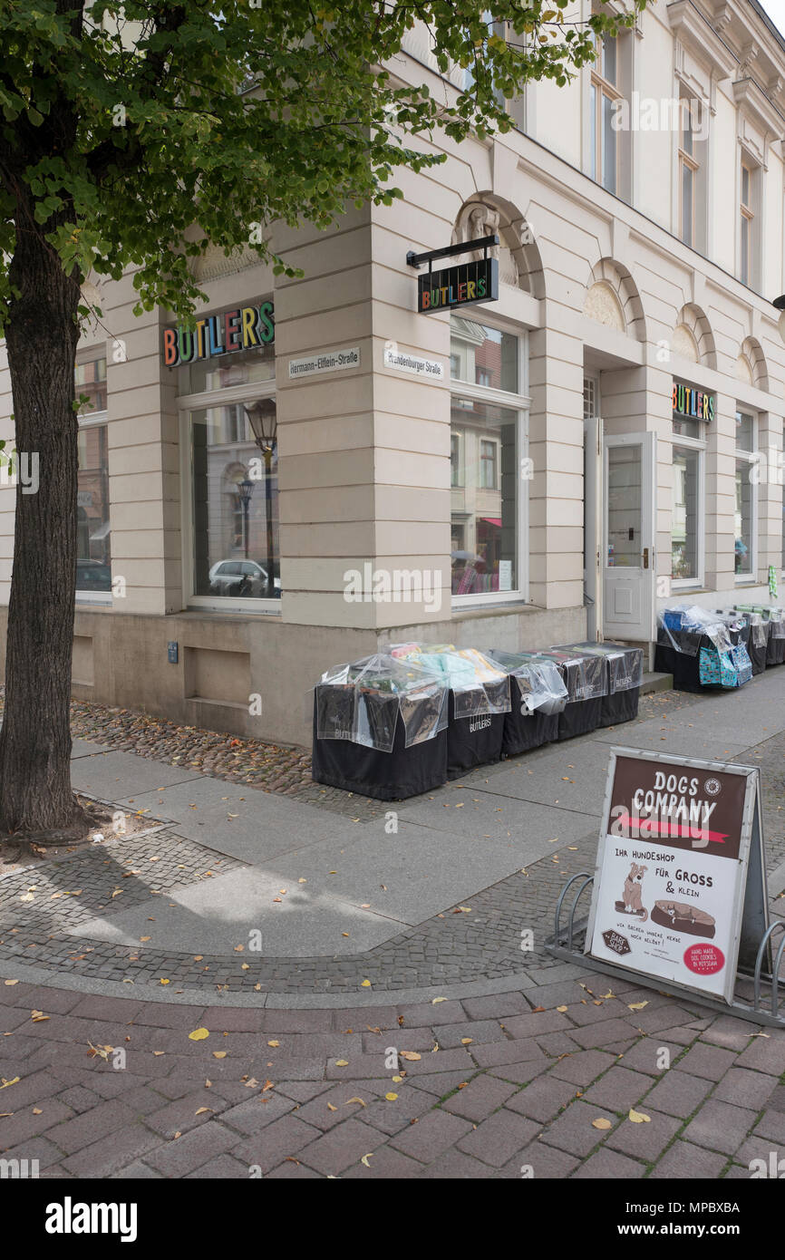 31. August 2017, Potsdam, Deutschland. Der Kiosk an der Ecke am Brandenburger Str. Butlers. Hausrat Bettwäsche Geschirr aller Art, © Peter SPURRIER Stockfoto