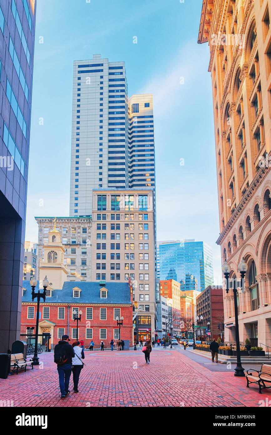 Old State House mit Financial District, Downtown Boston, Massachusetts, USA. Die Leute im Hintergrund. Stockfoto
