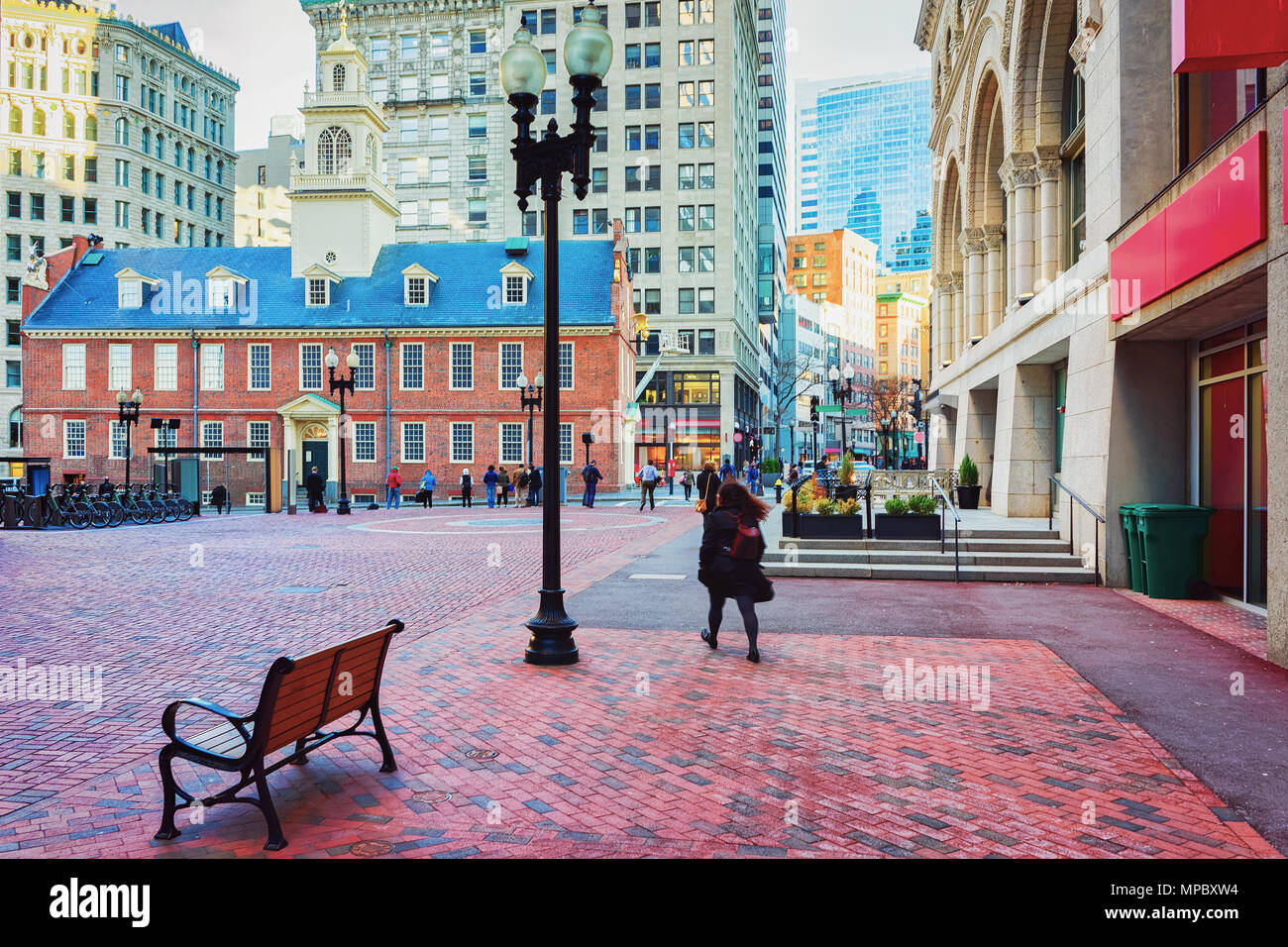 Old State House und Financial District, Downtown Boston, Massachusetts, USA. Die Leute im Hintergrund. Stockfoto