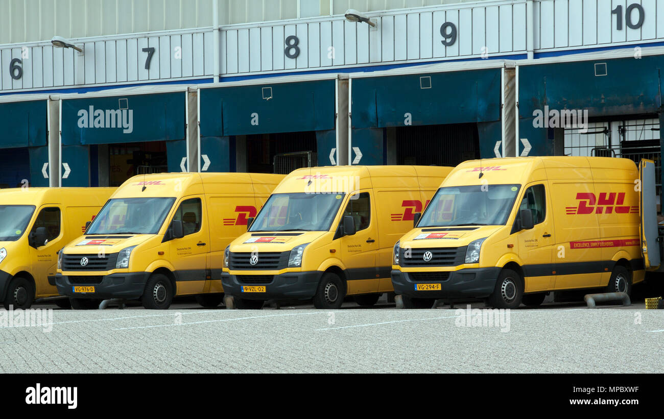 Amsterdam, Niederlande, 21. Juli 2015: DHL-Lieferwagen vor einer Laderampe in Amsterdam Stockfoto