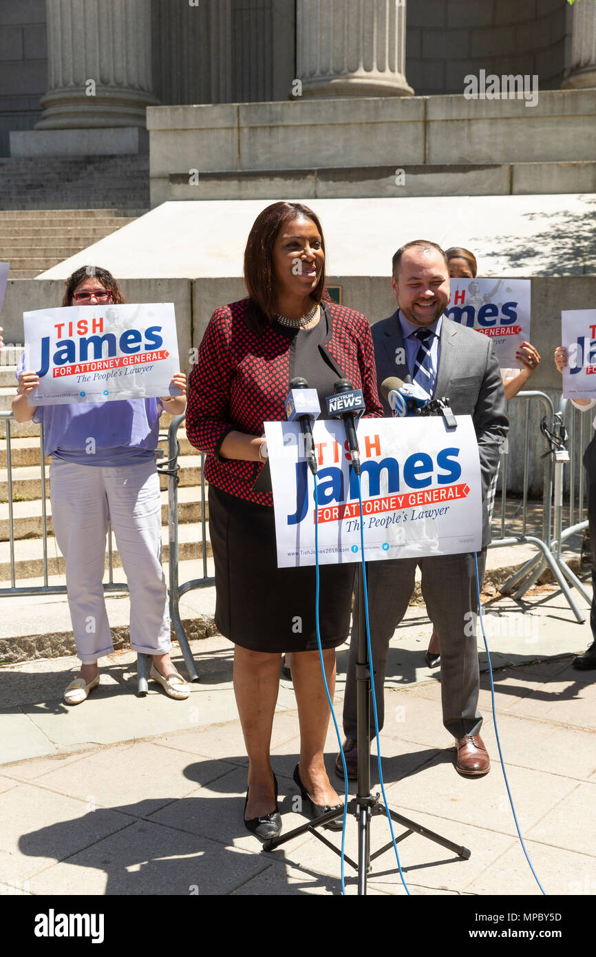 New York, NY - 21. Mai 2018: NYC Rat Sprecher Corey Johnson unterstützt City Public Advocate Letitia James für den Staat New York Attorney General am New York State Supreme Court Schritte Credit: Lev radin/Alamy leben Nachrichten Stockfoto