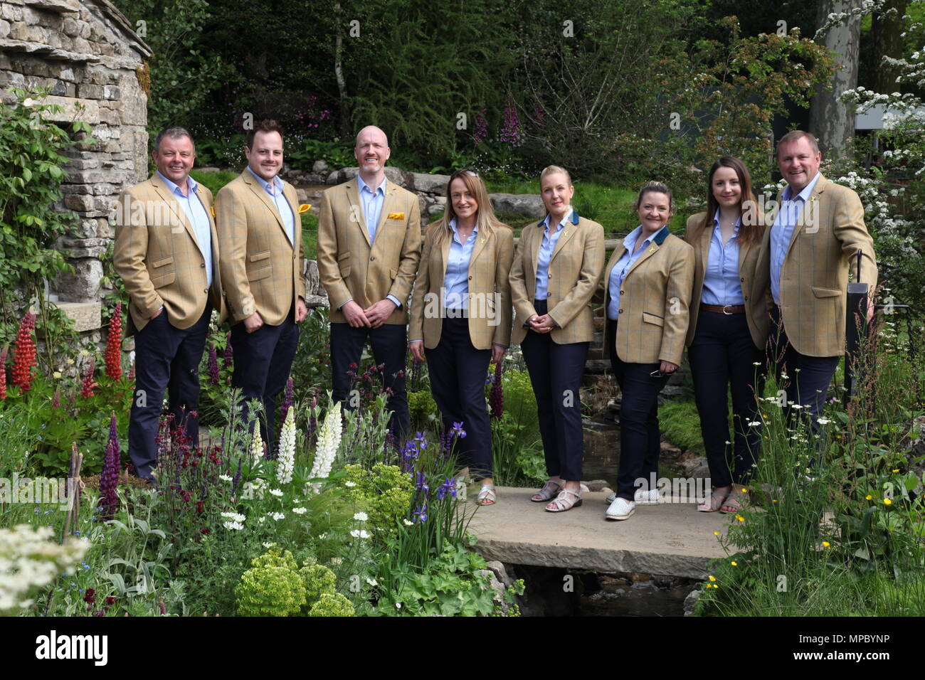 Chelsea, London, Großbritannien. 21 Mai, 2018. Die Willkommen in Yorkshire Team auf der Willkommen in Yorkshire Garten mit Sir Gary Verity DL Chief Executive der Standardgarantie bei Chelsea Flower Show 2018, entworfen von Mark Gregory für Landformconsultants.co.uk Quelle: Jenny Lilly/Alamy leben Nachrichten Stockfoto