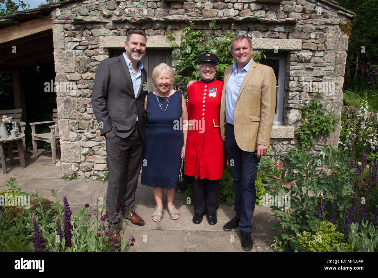 Chelsea, London, Großbritannien. 21 Mai, 2018. David Walliams, seine Mutter Kathleen, Marjorie Cole, und Sir Gary Verity DL Chief Executive der Standardgarantie auf der Willkommen in Yorkshire Garten an der Chelsea Flower Show 2018, entworfen von Mark Gregory für Landformconsultants.co.uk Quelle: Jenny Lilly/Alamy leben Nachrichten Stockfoto