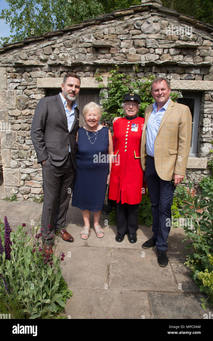 Chelsea, London, Großbritannien. 21 Mai, 2018. David Walliams, seine Mutter Kathleen, Marjorie Cole, und Sir Gary Verity DL Chief Executive der Standardgarantie auf der Willkommen in Yorkshire Garten an der Chelsea Flower Show 2018, entworfen von Mark Gregory für Landformconsultants.co.uk Quelle: Jenny Lilly/Alamy leben Nachrichten Stockfoto