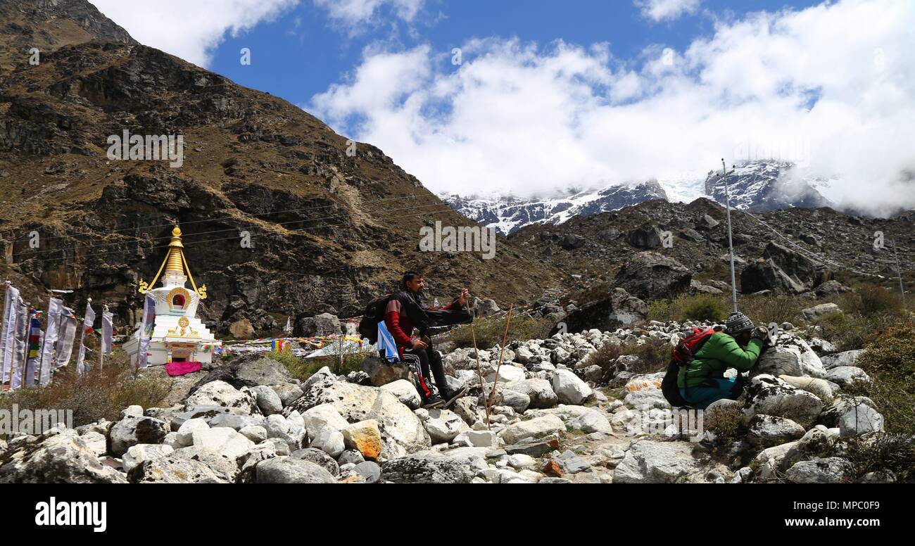 Rasuwa, Nepal. 22. Mai, 2018. Die Menschen genießen ihr Trekking im Langtang Region in Rasuwa, Nepal, am 22. Mai 2018. Langtang, nördlich der Hauptstadt Kathmandu gelegen, ist eines der beliebtesten Reiseziele unter den ausländischen trekking Trekker. Quelle: Xinhua / Sunil Sharma/Xinhua/Alamy leben Nachrichten Stockfoto