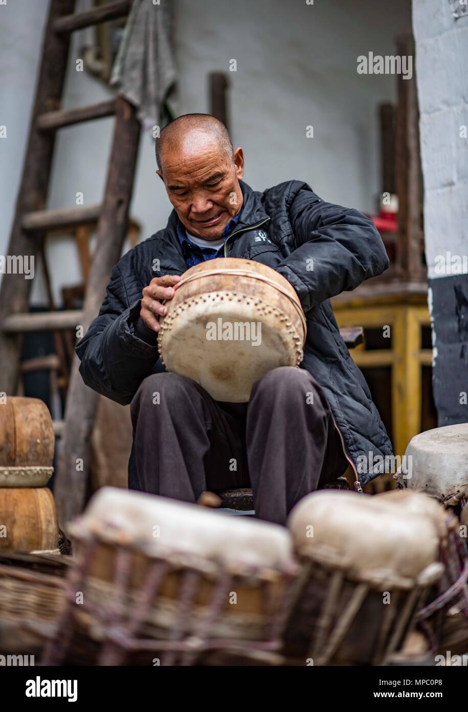 (180522) -- SHENNONGJIA, 22. Mai 2018 (Xinhua) - Wu Kaixue macht einen Dingtang auf seinem Hof in Longtan Dorf, Shennongjia der zentralen China Provinz Hubei, 21. Mai 2018 drum. Wu Kaixue, der 75 Jahre alt ist, begann die Herstellung von Dingtang Schlagzeug zu lernen, als er 13 war. Die Herstellung von Dingtang Schlagzeug muss natürliche Ressourcen aus dem Shennongjia Wald und erfordert auch einen hohen Standard von Techniken. Wu macht 100 plus Schlagzeug in einem Jahr und sein Ruhm ist weit verbreitet. (Xinhua / Du Huaju) (zwx) Stockfoto