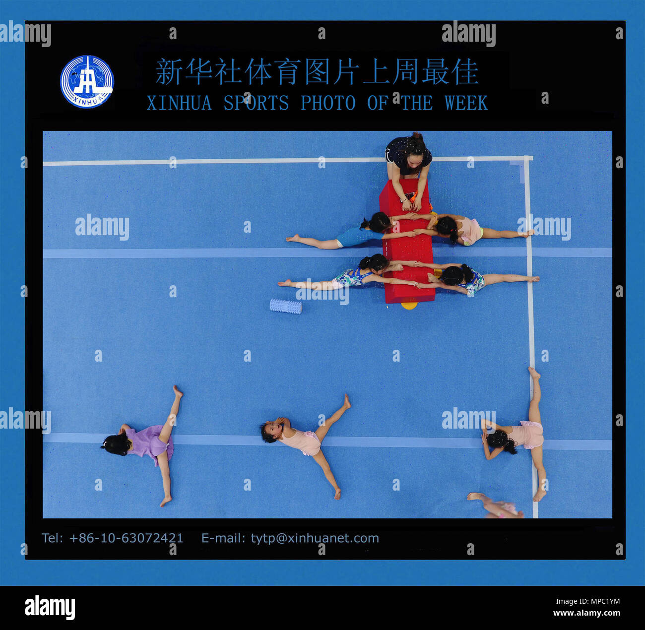 XINHUA SPORT FOTO DER WOCHE (vom 15. Mai bis 22. Mai 2018) Am 22. Mai 2018 übermittelt, die Jungen Turnerinnen und Turner Aufprotzen vor Übungen an einer Schule in Rongjiang County, im Südwesten Chinas Provinz Guizhou, 15. Mai 2018. (Xinhua / Liu Xu) (Wll) Stockfoto