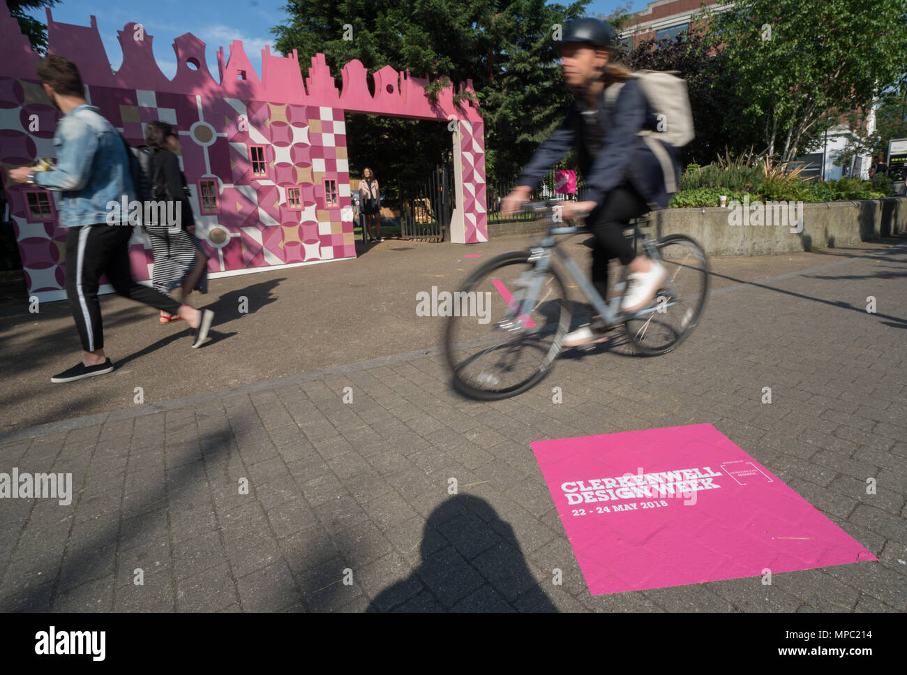 London, Großbritannien. 22. Mai, 2018. Hinter verschlossenen Türen' ist eine 3,2 m hohe Straße - SCAPE, am Eingang Spa Bereich, eine Installation an Clerkenwell Design Week in London befindet. Foto Datum: Dienstag, 22. Mai 2018. Foto: Roger Garfield/Alamy Credit: Roger Garfield/Alamy leben Nachrichten Stockfoto