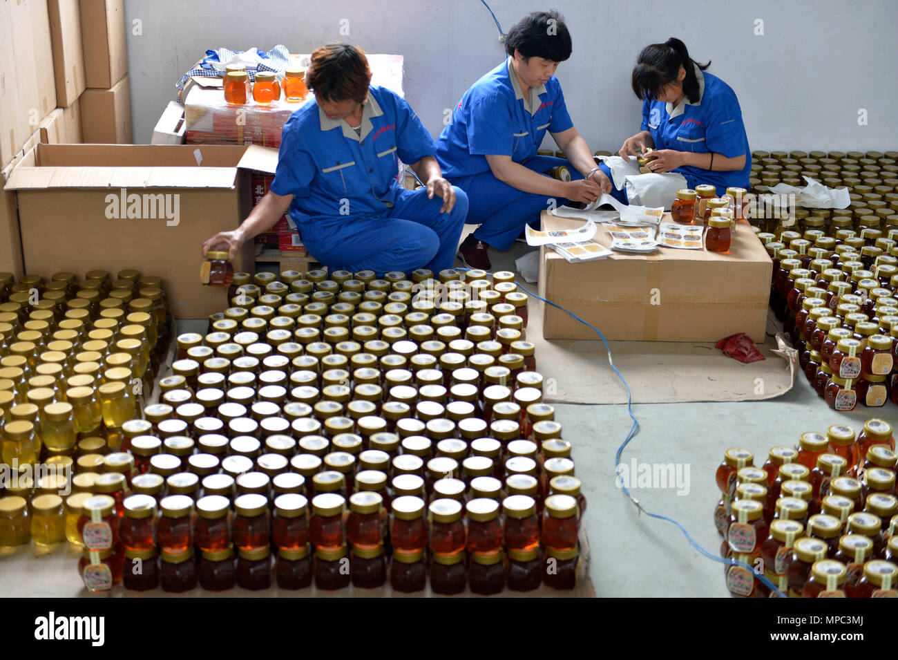 (180522) - XINGTAI, 22. Mai 2018 (Xinhua) - Arbeitnehmer einfügen Marke von Honig Produkte in Longyao County, im Norden der chinesischen Provinz Hebei, 22. Mai 2018. Der jährliche Umsatz von Honig und verwandte Produkte in Longyao sind über 6,28 Millionen US-Dollar. (Xinhua / Mu Yu) (mcg) Stockfoto