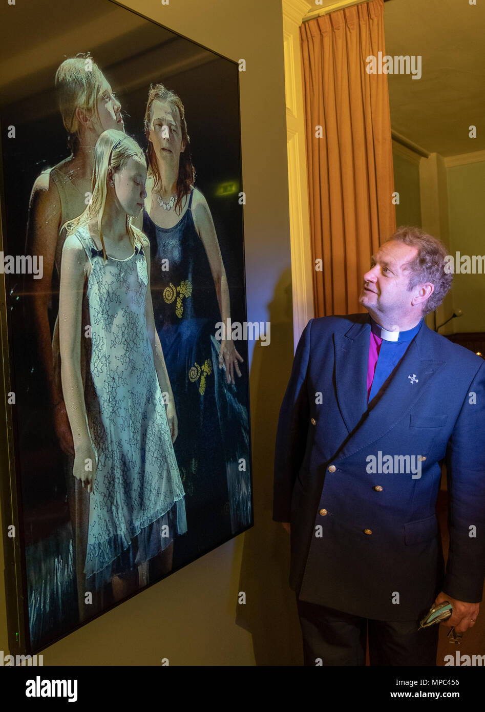 22. Mai, 2018. Edinburgh, Schottland, Großbritannien. Video Installation "Drei Frauen" von Bill Viola an St. Cuthbert Pfarrkirche in Edinburgh. Der Minister von St. Cuthbert's, dem Rev Peter Sutton, bewundert die Arbeit von Bill Viola, die auf Darlehen an die Kirche bis September. Obwohl seit dem 1. Mai, das Display nicht bis diese Woche veröffentlicht worden. Credit: Iain Masterton/Alamy leben Nachrichten Stockfoto