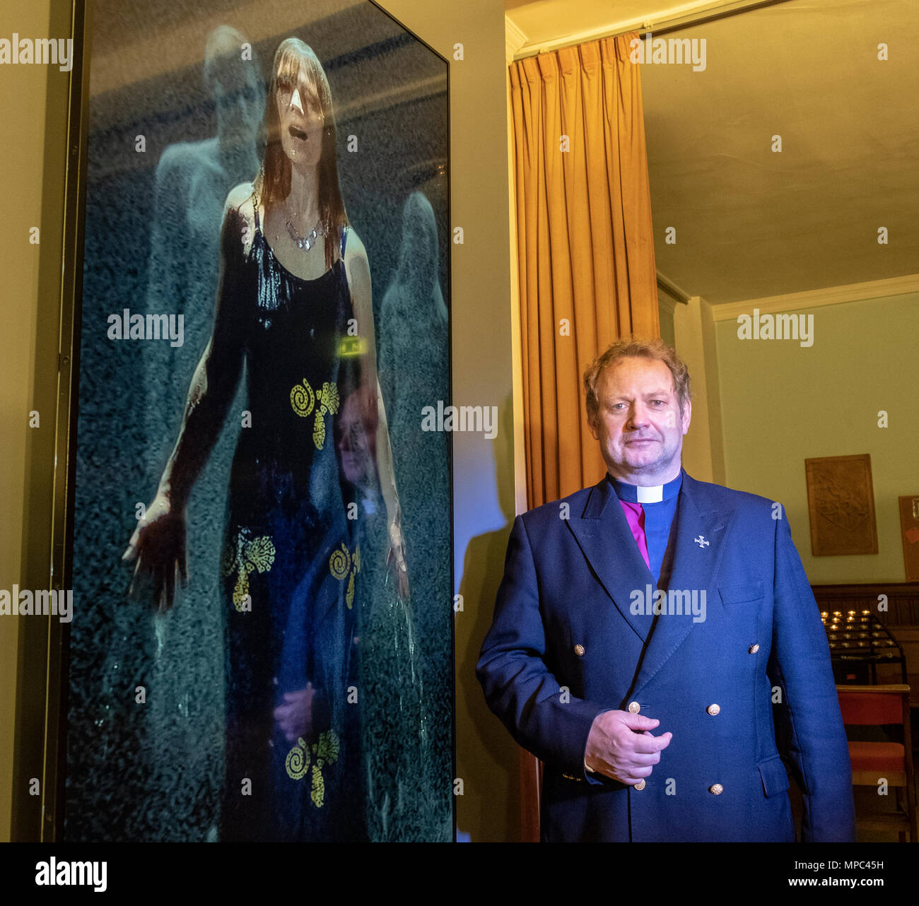 22. Mai, 2018. Edinburgh, Schottland, Großbritannien. Video Installation "Drei Frauen" von Bill Viola an St. Cuthbert Pfarrkirche in Edinburgh. Der Minister von St. Cuthbert's, dem Rev Peter Sutton, bewundert die Arbeit von Bill Viola, die auf Darlehen an die Kirche bis September. Obwohl seit dem 1. Mai, das Display nicht bis diese Woche veröffentlicht worden. Credit: Iain Masterton/Alamy leben Nachrichten Stockfoto