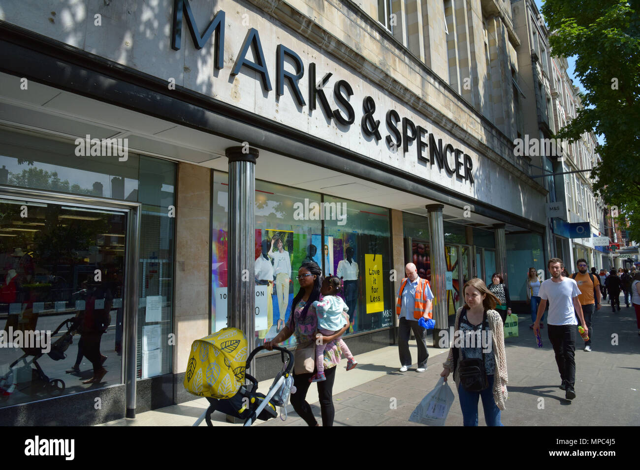 Ein Zweig von Marks und Spencer in der Holloway Road, North London. M&S haben angekündigt, dass dieser Store schließen als Teil einer Kostensenkung auf den Plan. Stockfoto