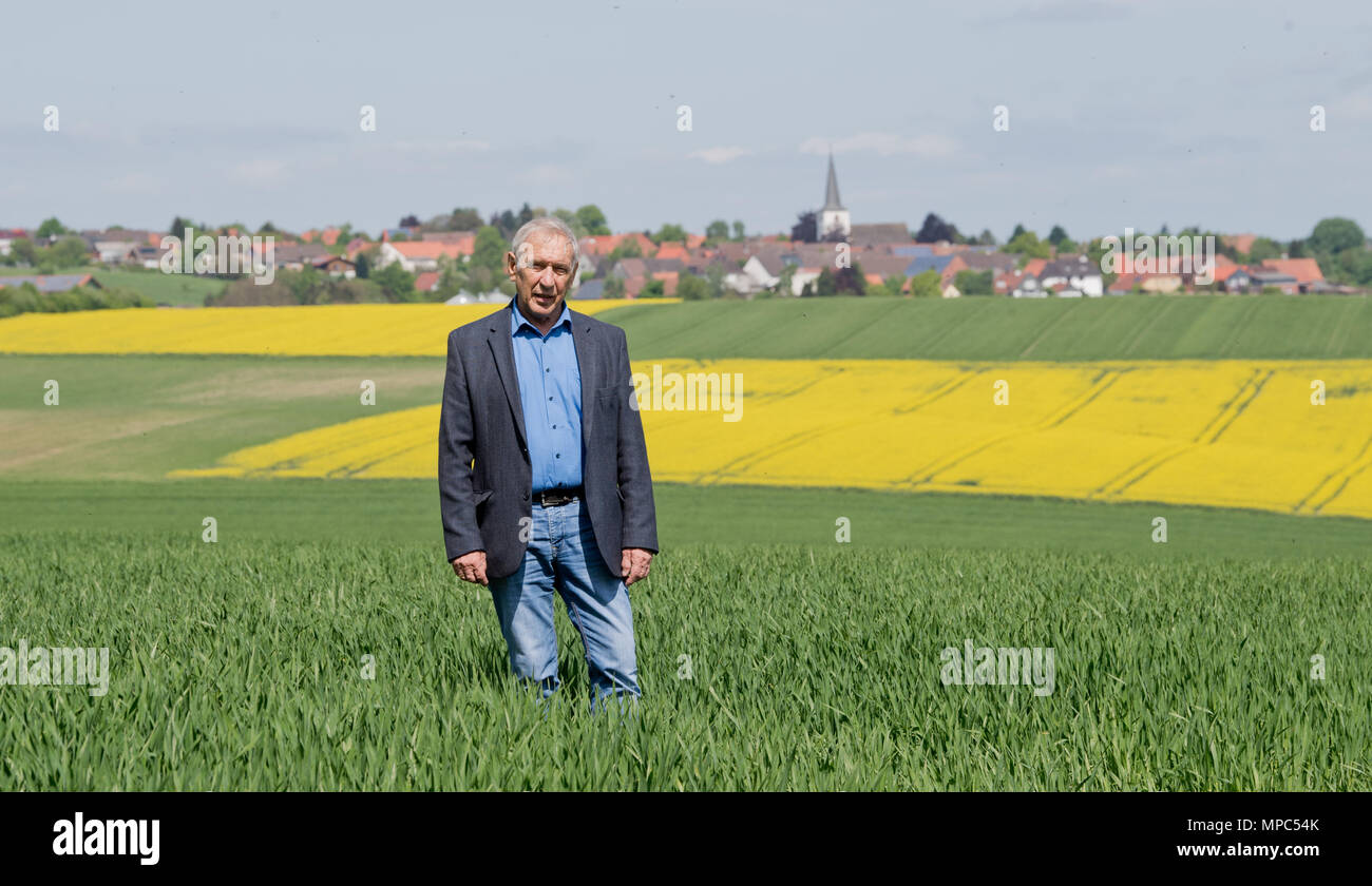 03. Mai 2018, Deutschland, Ottenstein: Bürgermeister Manfred Weiner steht am Ortsrand von seiner Gemeinschaft. Menschen, die in Ottenstein im Landkreis Holzminden zu errichten wollen, haben noch nichts für das Grundstück zu zahlen. Seit 2015 hat die Gemeinschaft verspricht Land kostenlos an junge Familien. Dabei wird die 950 - Bürger - Dorf Pläne zur Bekämpfung der sinkenden Zahl der Einwohner. Foto: Julian Stratenschulte/dpa Stockfoto