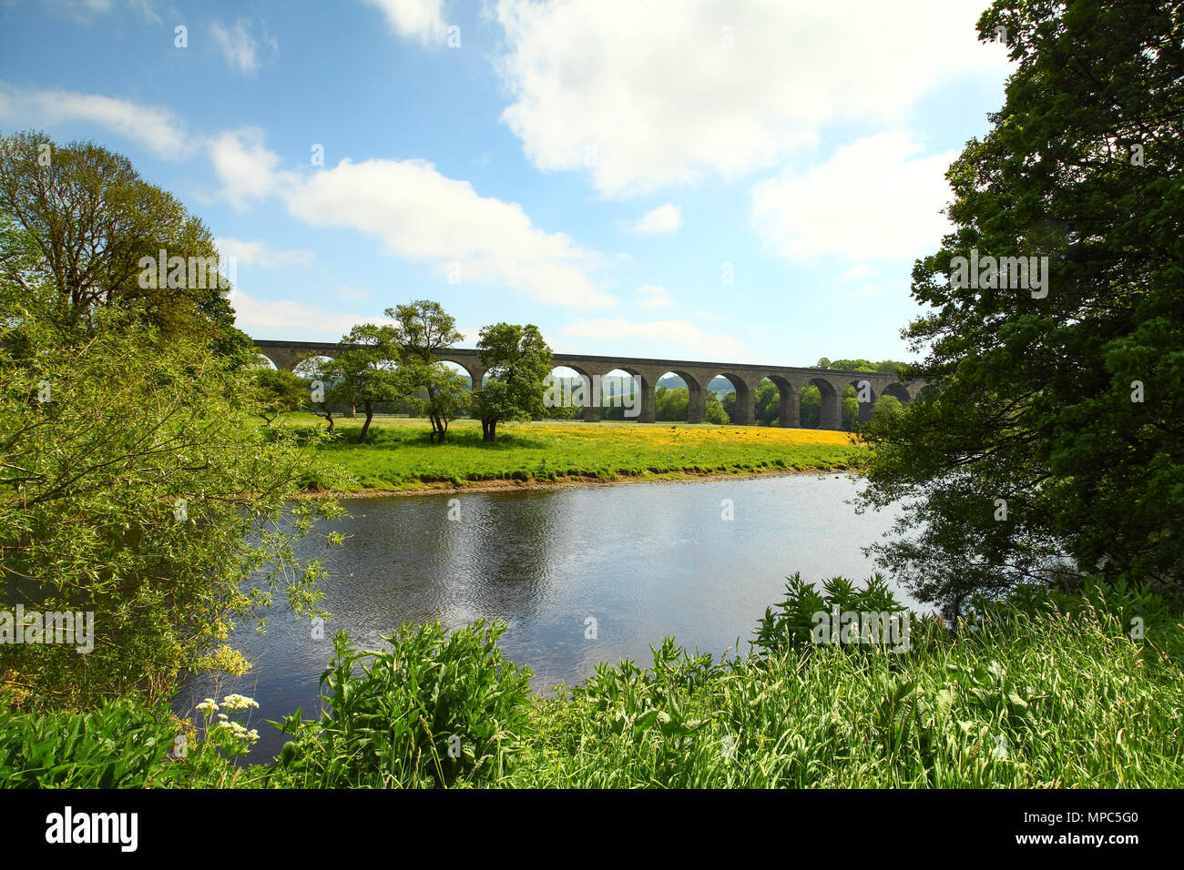 Arthington Viadukt, West Yorkshire, UK. 22. Mai 2018 Sunny View von arthington Viadukt, West Yorkshire. Der Viadukt trägt die Harrogate railway Linie über die wharfe Tal. Der Viadukt wurde zwischen 1845 und 1849 ist rund 460 Meter lang mit 21 Bögen und überspannt den Fluss wharfe zwischen Arthington in West Yorkshire zu Castley in North Yorkshire. Credit: Andrew Gardner/Alamy leben Nachrichten Stockfoto