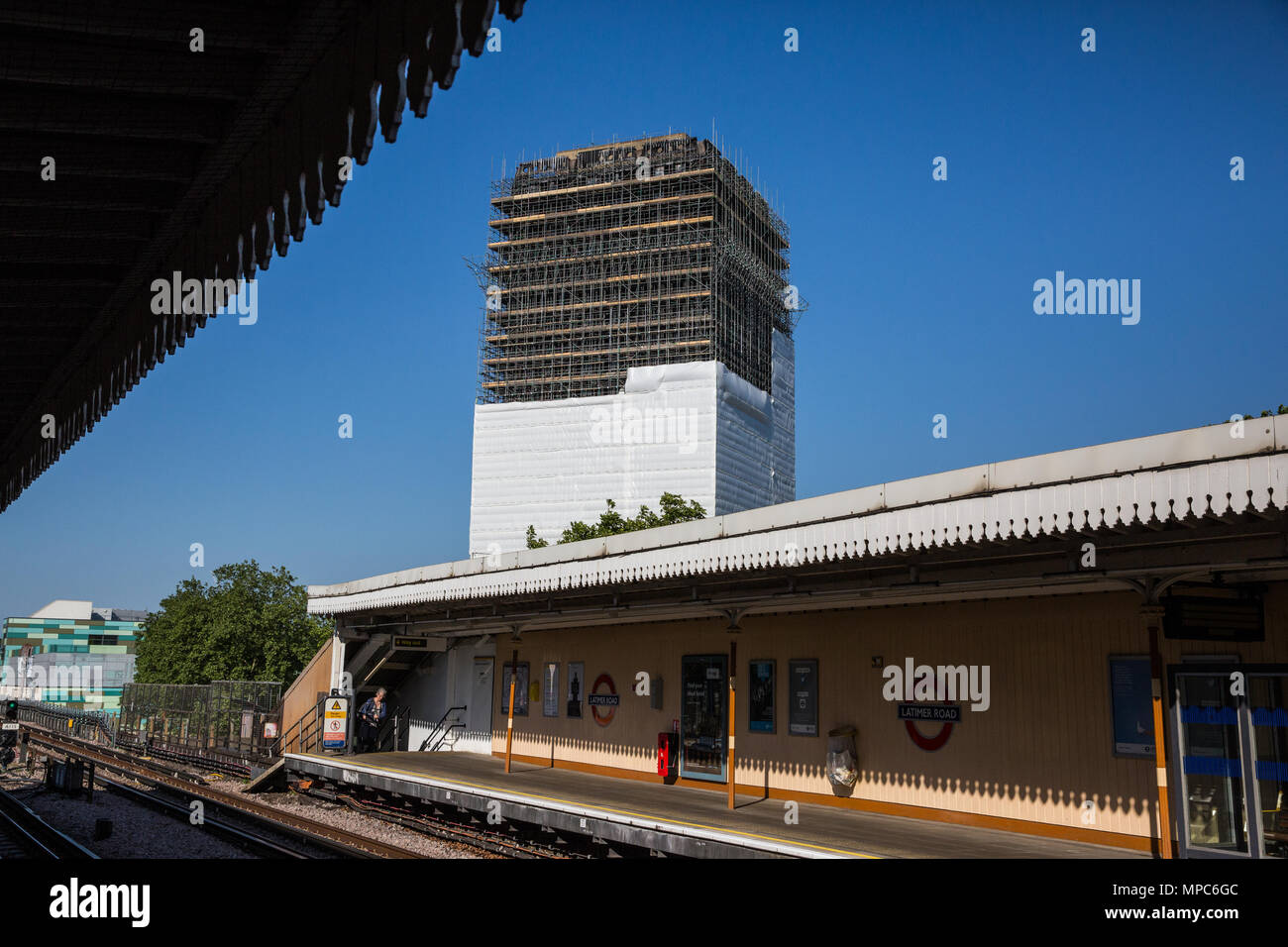 London, Großbritannien. 22. Mai, 2018. Plastikplanen verbirgt sich teilweise Grenfell Tower. Die Grenfell Turm Anfrage, eine unabhängige, öffentliche Untersuchung der Umstände bis zum und rund um das Grenfell Turm Brand am 14. Juni 2017 in London gestern geöffnet, die zu untersuchen. Credit: Mark Kerrison/Alamy leben Nachrichten Stockfoto