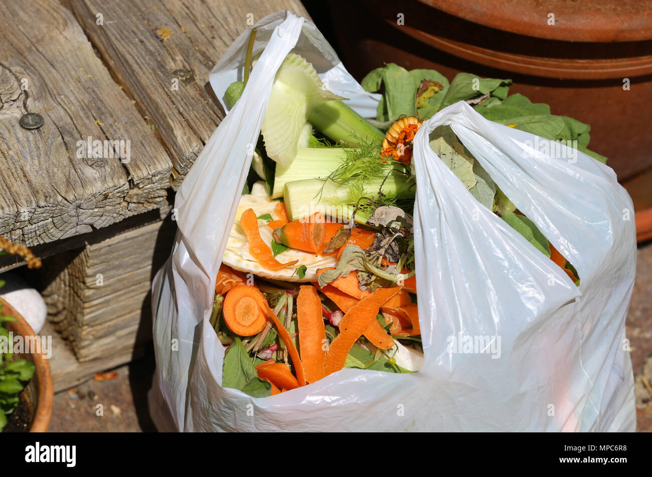 09 Mai 2018, Deutschland, Kaufbeuren: Grenn Abfall wird in einem Plastikbeutel außerhalb eines Hauses. Foto: Karl-Josef Hildenbrand/dpa Stockfoto
