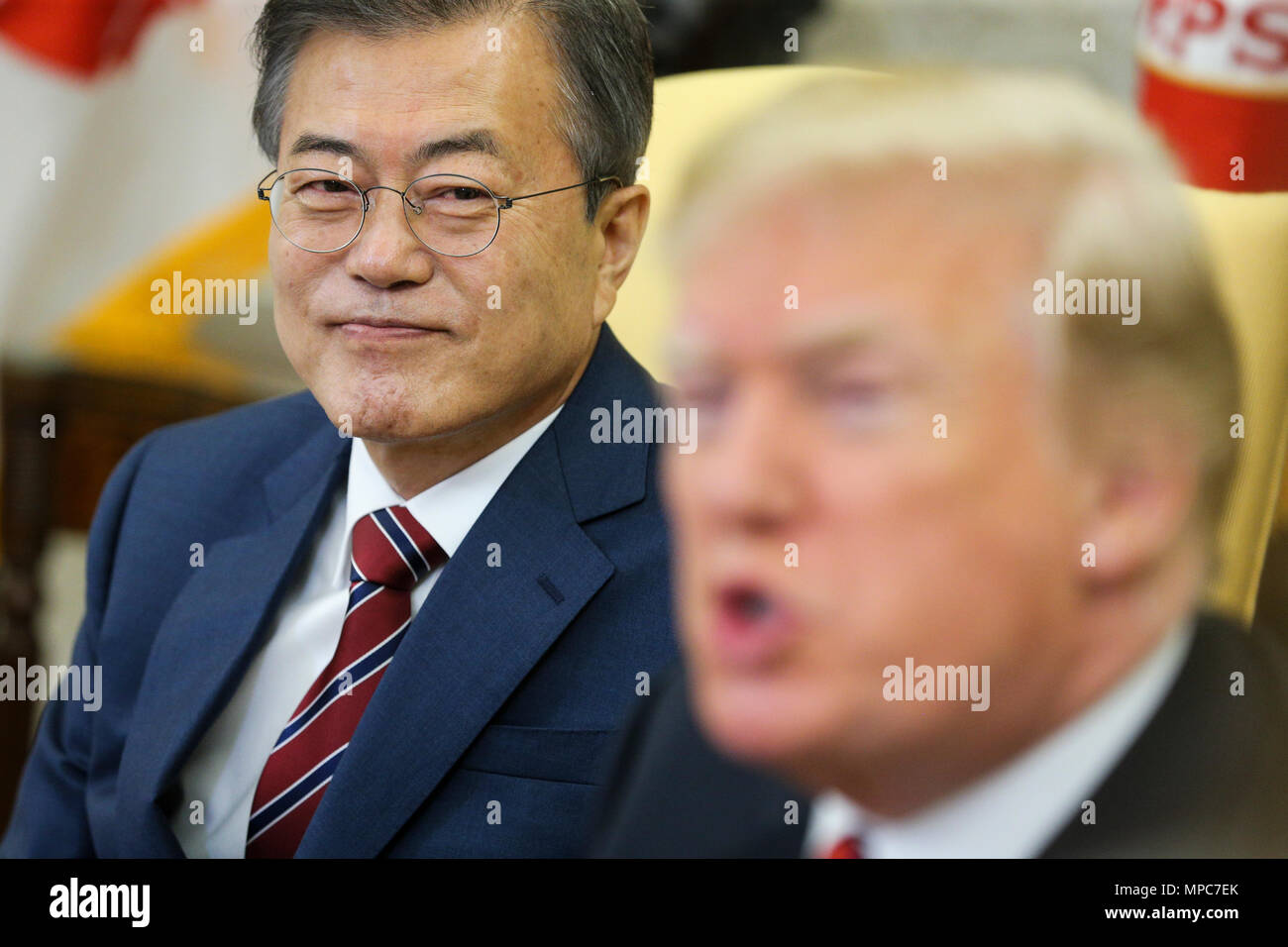 Washington DC. 22. Mai, 2018. Südkoreanischen Präsidenten Moon Jae-in hört als Präsidenten der Vereinigten Staaten Donald J. Trumpf bei einem Treffen im Oval Office des Weißen Hauses am 22. Mai 2018 in Washington DC spricht. Credit: Oliver Contreras/Pool über CNP/dpa/Alamy leben Nachrichten Stockfoto