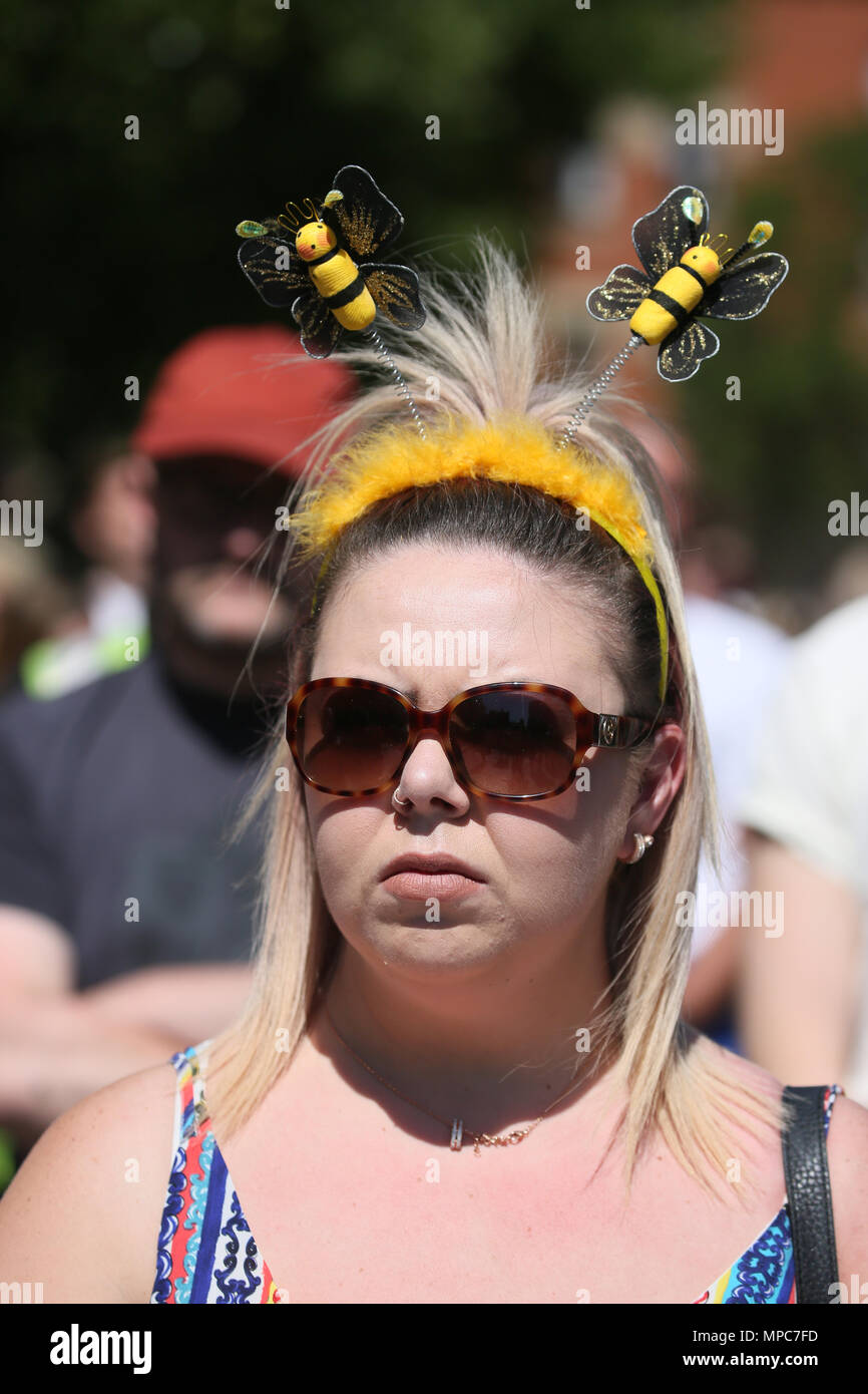 Manchester, Großbritannien. 22. Mai 2018. Eine Frau mit Bienen auf einem Bügel an der Manchester zusammen für die 1 Gedenkstätte für die arena Bombe, Manchester, 22. Mai 2018 (C) Barbara Cook/Alamy leben Nachrichten Stockfoto