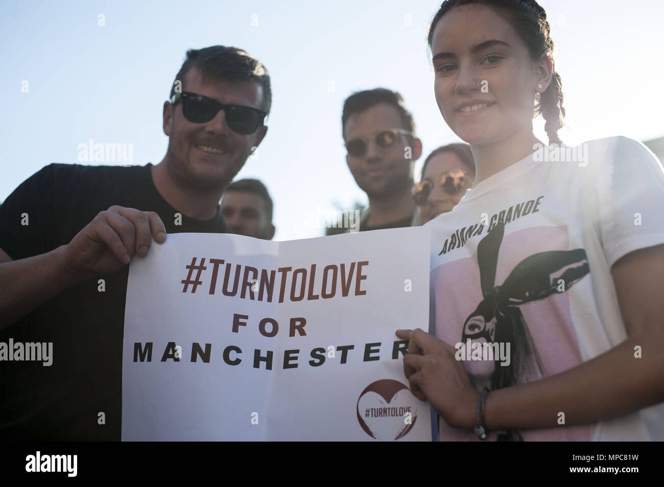 Manchester, Greater Manchester, UK. 22. Mai, 2018. Eine Gruppe von Menschen, die eine Plakate am Manchester zusammen, mit einer Stimme auf Albert Square für den Jahrestag der Manchester Bombe. Menschen in Manchester versammelt in der Innenstadt für eine Veranstaltung namens '"Manchester Zusammen'' am Jahrestag der Manchester Arena Bombardierung im Jahr 2017 verlassen hat 23 Menschen tot. Credit: Steven Speed/SOPA Images/ZUMA Draht/Alamy leben Nachrichten Stockfoto