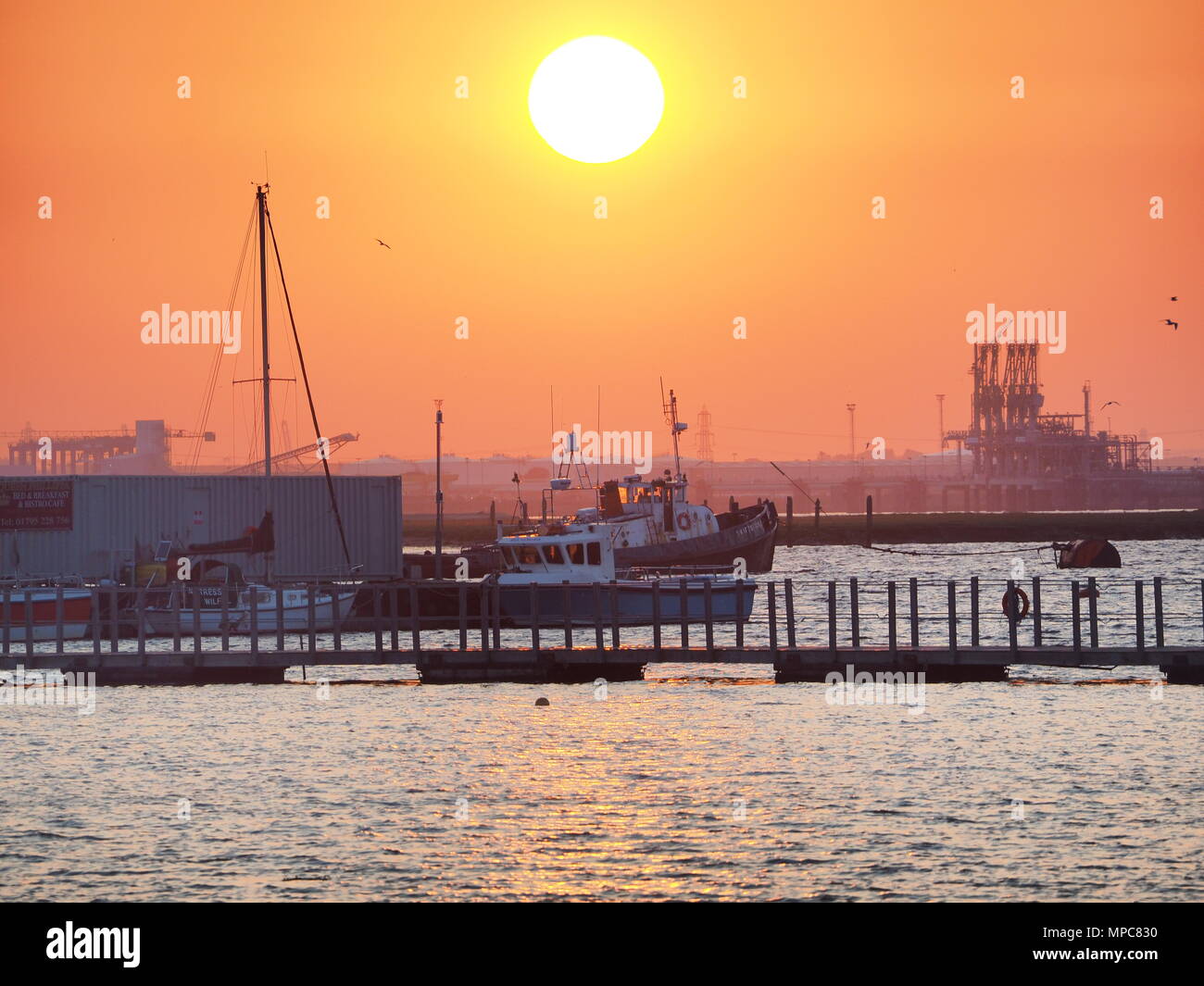 Queenborough, Kent, UK. 22. Mai, 2018. UK Wetter: Heute abend sonnenuntergang in Queenborough, Kent. Credit: James Bell/Alamy leben Nachrichten Stockfoto